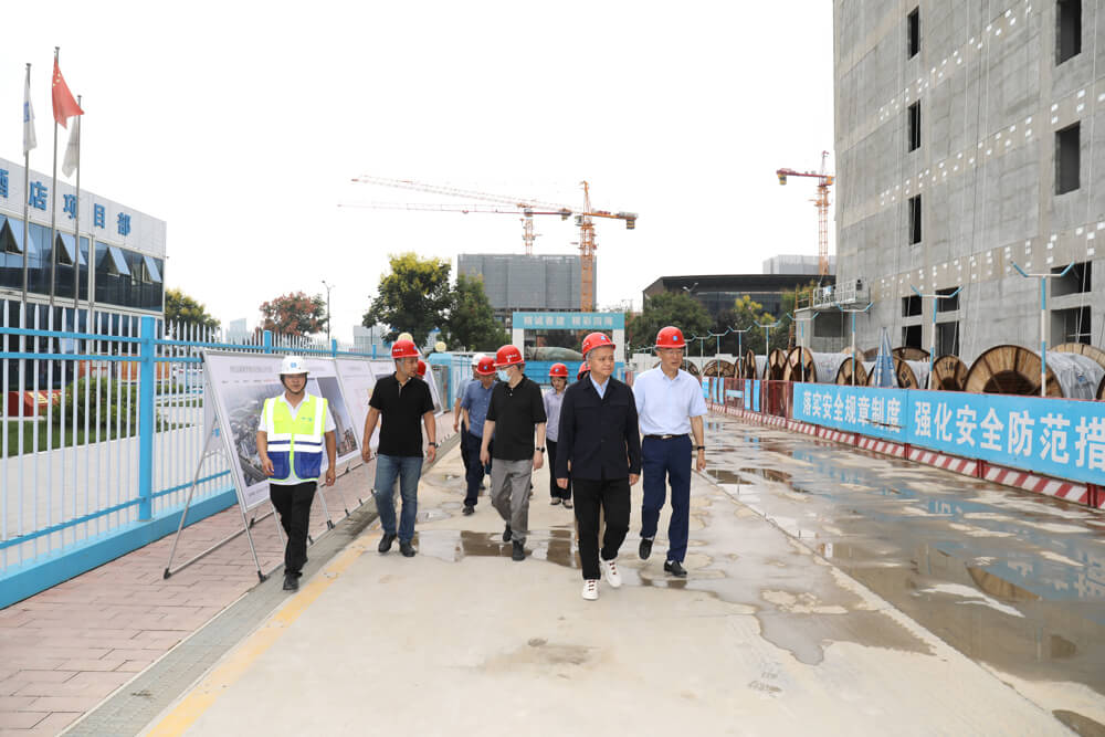西安高新BETVLCTOR伟德国际1946集团董事长解严带队开展建设项目安全生产大检查